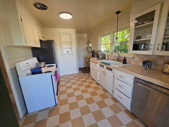 Building Photo - Charming Charleston Classic close to PSNS!