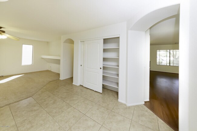 Building Photo - BEAUTIFUL 4 BED 2.5 BATH, OVER 2300SQFT., ...