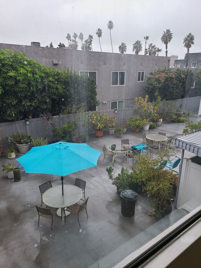 Building Photo - 1200