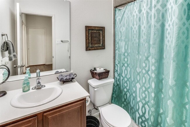 Building Photo - This charming 3-bedroom 2-bathroom home bo...