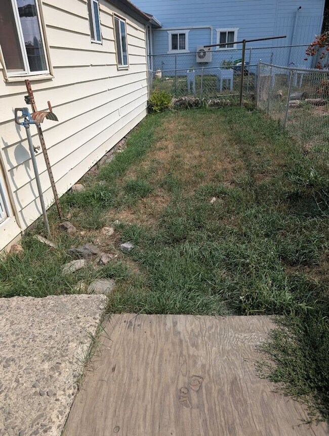 Building Photo - 2 Bedroom 1 Bath Winchester House - Walking Distance to the Lake!