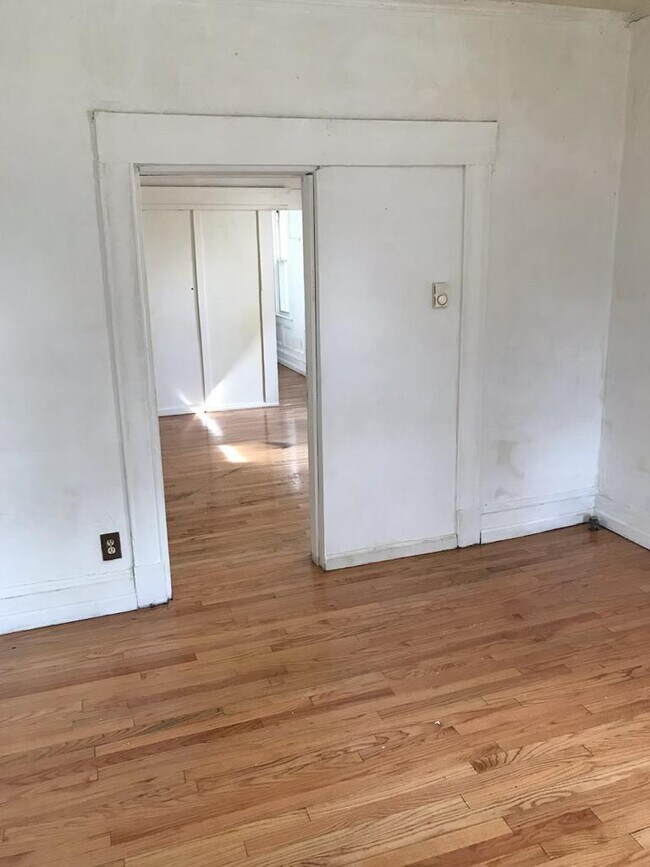 Primary Photo - 127 Dickinson St