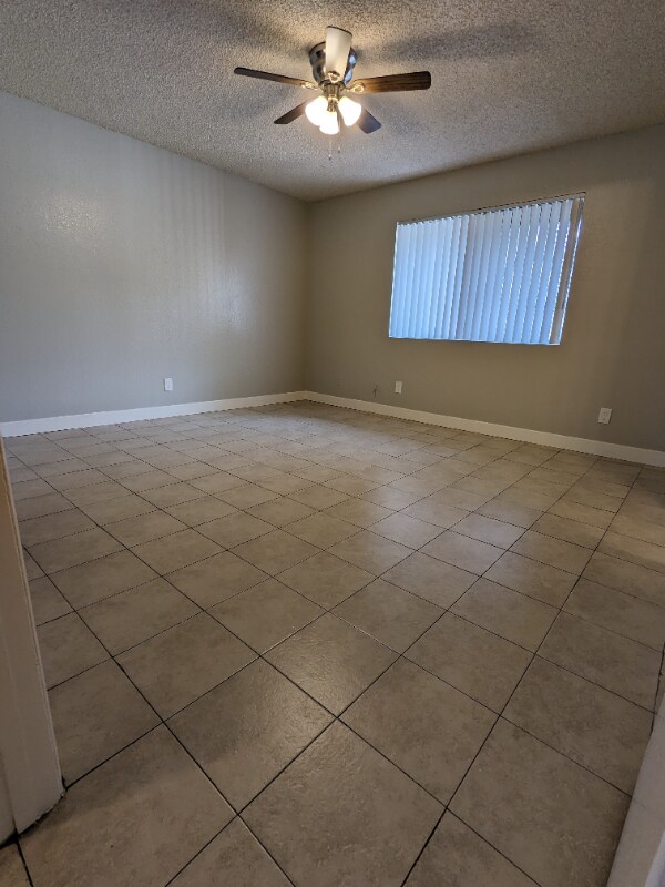 Building Photo - 815 N Peach Ave