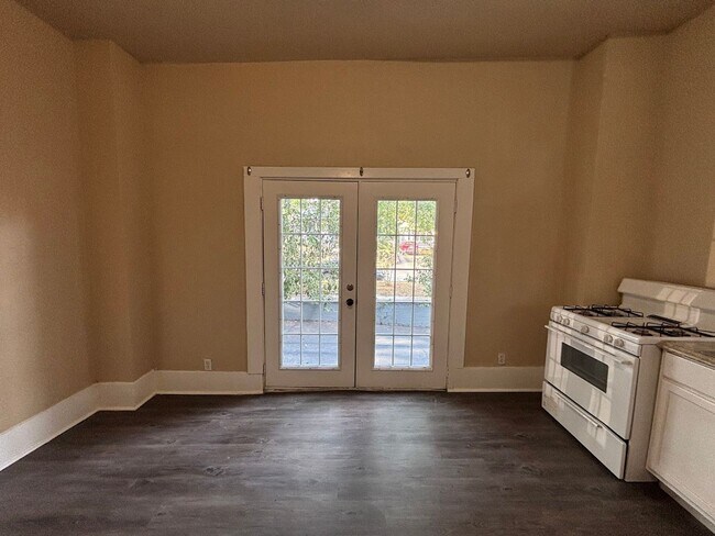 Building Photo - 1Bd/1Bth Historic Apartment off Broadway –...