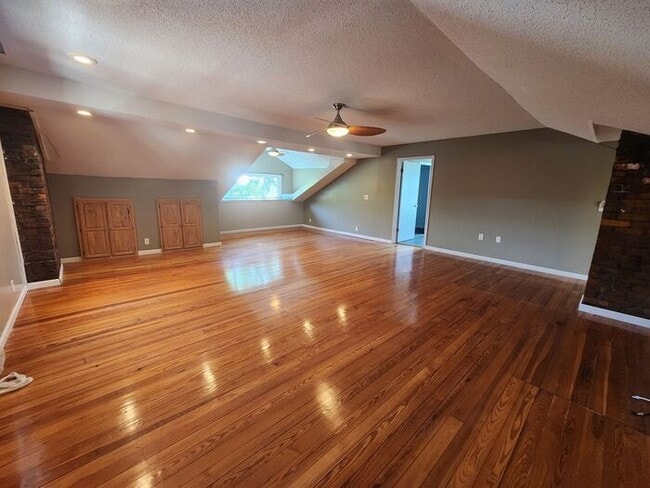 Building Photo - 3 Bedroom with Large Master Suite Upstairs...