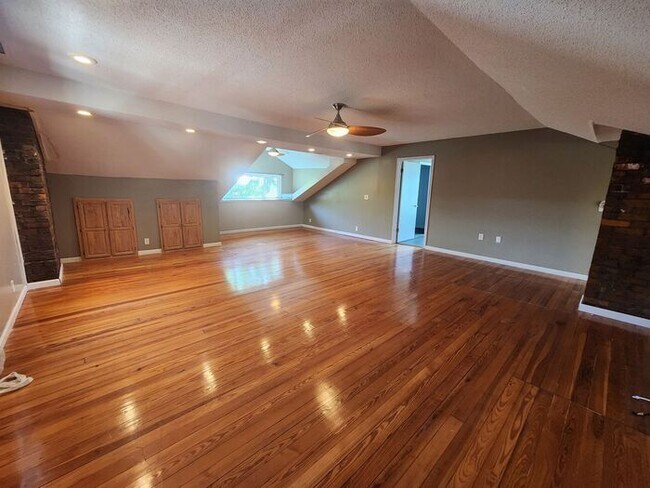 Building Photo - 3 Bedroom with Large Master Suite Upstairs with Private Bath & Walk-In Closet