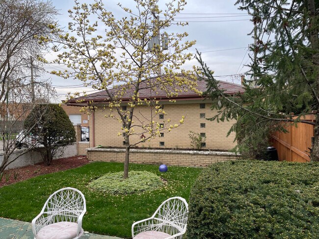 Building Photo - 5259 N Leamington Ave