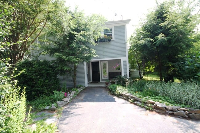 Building Photo - 3bd/2ba Waterfront House for Rent in Freep...