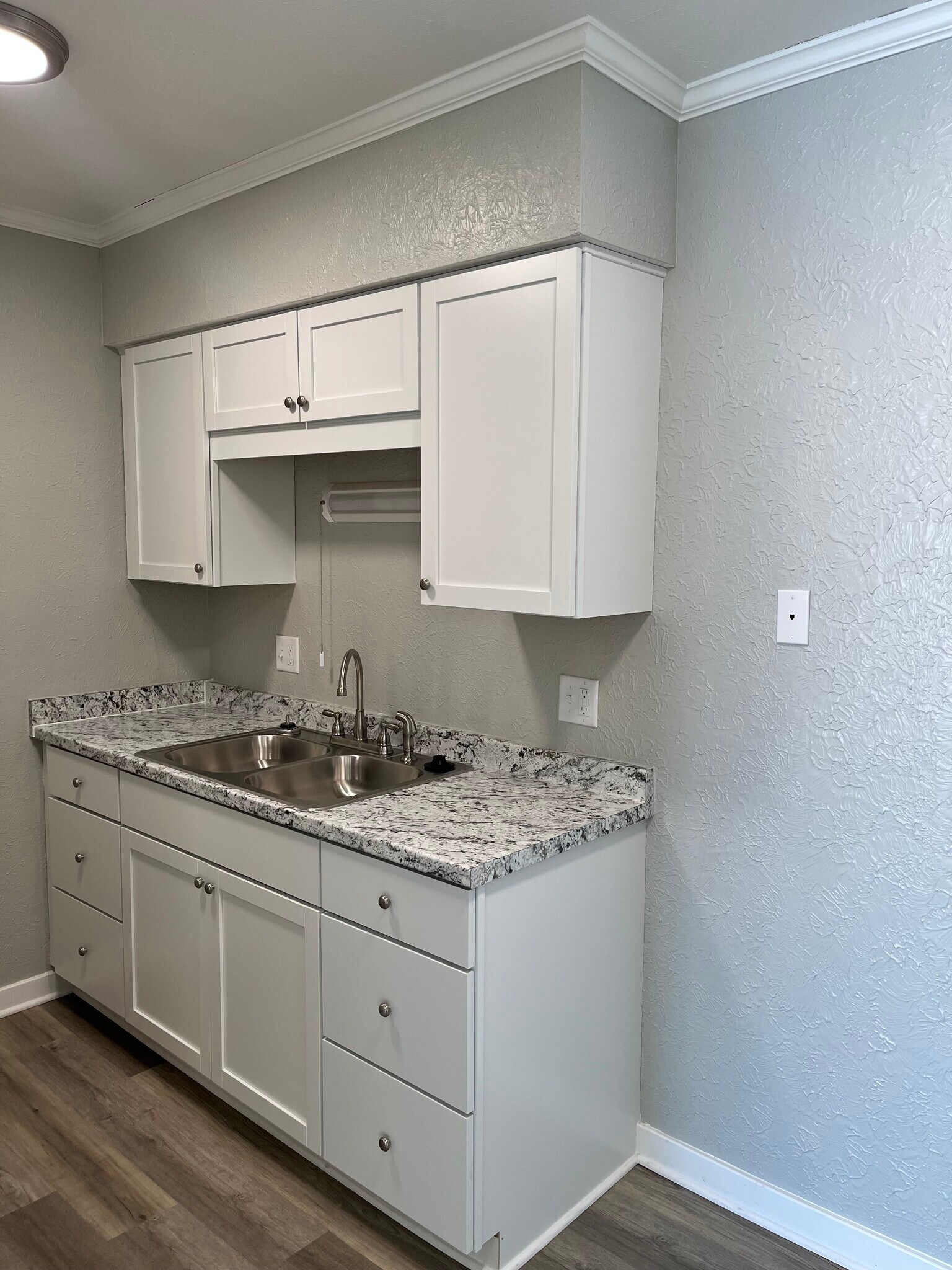 Building Photo - 505 Clough St