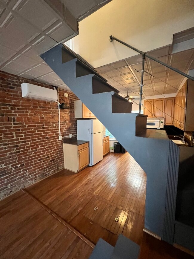 Building Photo - 228 Parker St NE
