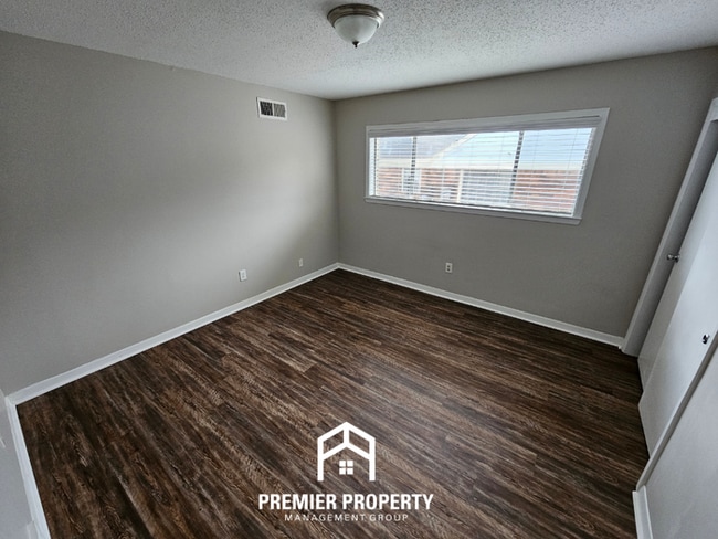 Building Photo - Large 4 Bedroom Home for Rent in Memphis | Hardwood Floors, Fireplace & Fenced Yard