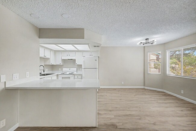 Building Photo - 2 Bedroom Condo just off Summerlin Pkwy w/ views of pool