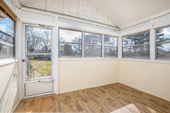 Building Photo - Adorable East Asheville House