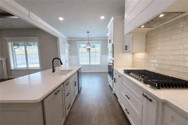 Building Photo - 460 Casella St