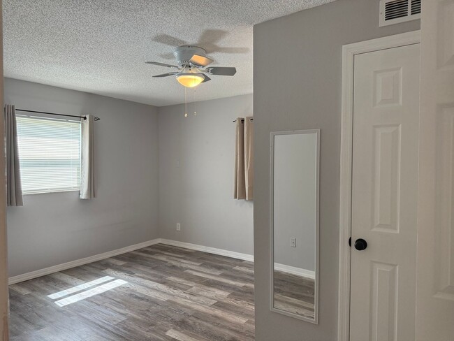 Building Photo - Cute Updated Home
