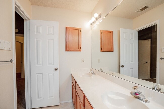 Building Photo - Spacious 3-Bedroom Single Family Home in S...