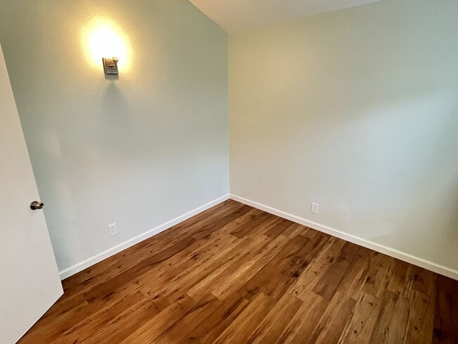 Building Photo - Fantastic 3 Bed 1.5 Bath End Unit Townhome in Orange!
