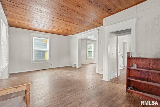 Building Photo - 1301 W Parkside Dr