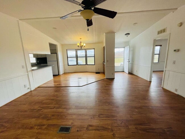 Building Photo - 3 BR, 2 BA doublewide in Pikeville school district