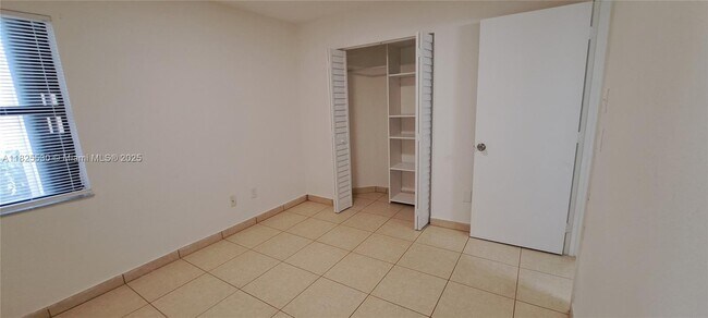 Building Photo - 842 NE 209th St