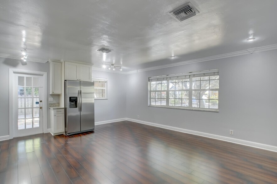 Building Photo - 600 SW 15th St