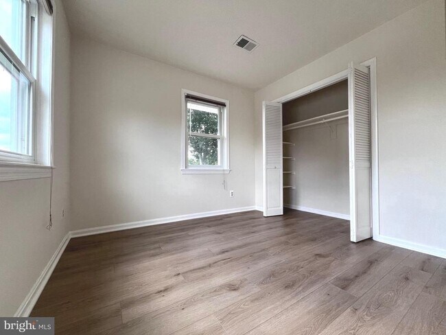 Building Photo - 5350 Ravensworth Rd