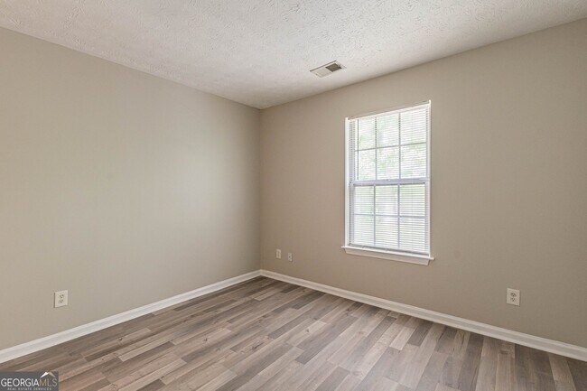 Building Photo - 5895 Hampton Ct