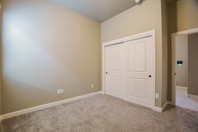 Building Photo - 3289 Oakmount Dr SE