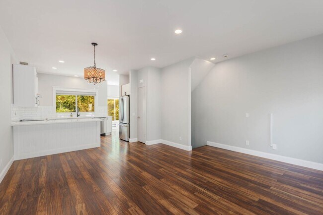 Building Photo - Lovely 3 Bedroom Townhome - Attached Garage