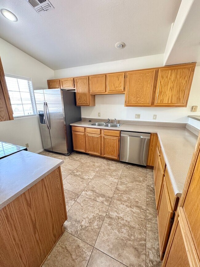 Building Photo - 3 Bedroom/2 Bath Single Level Home! NO HOA