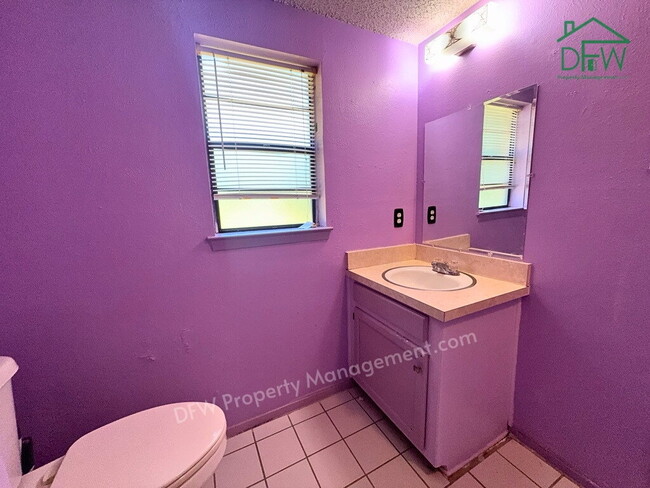 Building Photo - Spacious 3-Bed / 2-Bath Home with Large Fenced Backyard in Quiet Benbrook Neighborhood