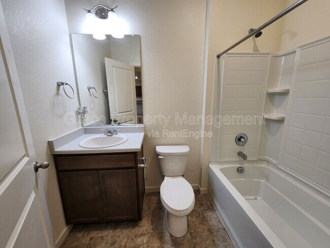 Building Photo - 508 Ledge St