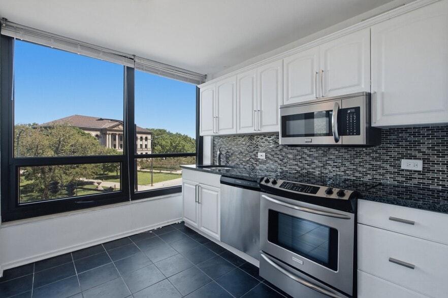 Building Photo - 2020 N Lincoln Park W