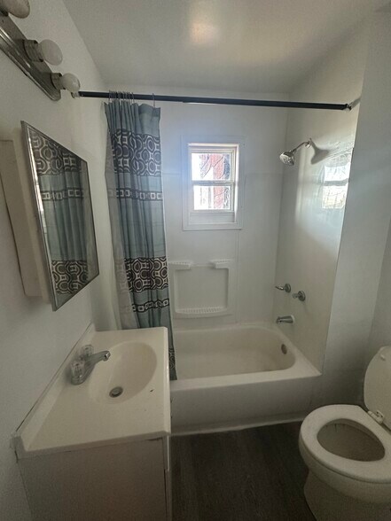 Building Photo - 636 Ridge Ave