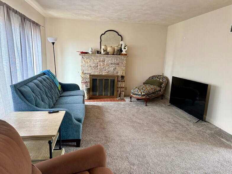 Formal living room - 21834 Northcape St