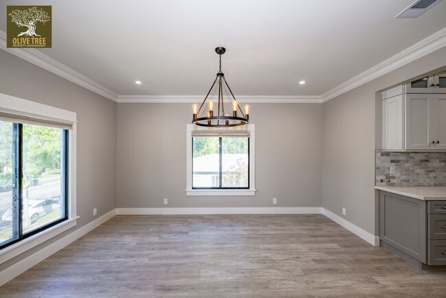 Building Photo - Luxury Ground-Level 2bed/2bath Unit | Fully Renovated | Walkable Pasadena Location
