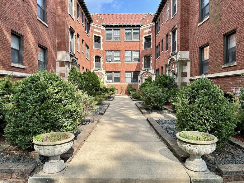 Primary Photo - 1312 Oak Ave
