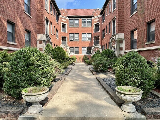 Building Photo - 1312 Oak Ave