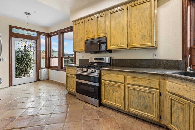 Building Photo - Stunning Home for Rent in Tierra Mesa, Sorrento Valley