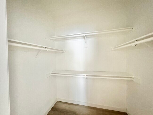 Building Photo - 5139 W Maplewood Ave