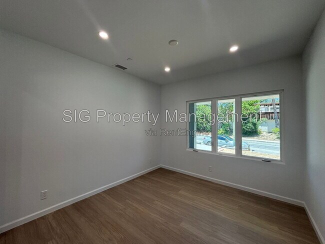 Building Photo - 2230 Sherwood Pl