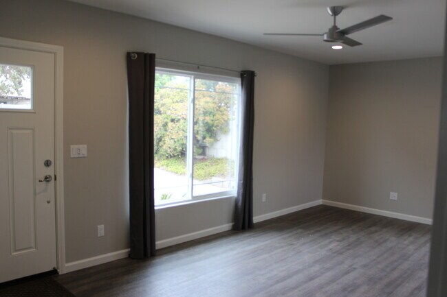 Building Photo - 7043 Saranac St