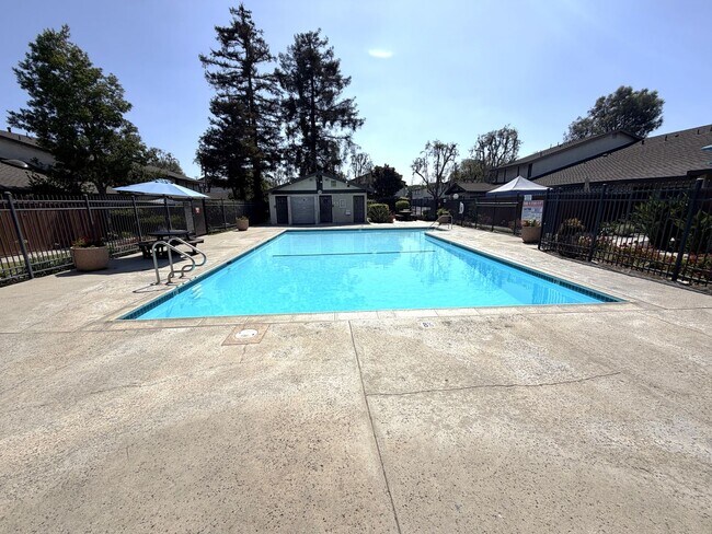 Building Photo - Updated modern townhouse 3 bed 1.5 bath
