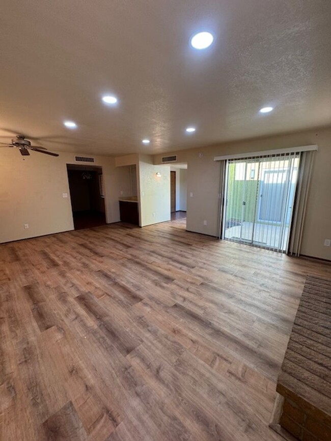Building Photo - Northwest- 3 bedroom/ 2 bathroom with pool!