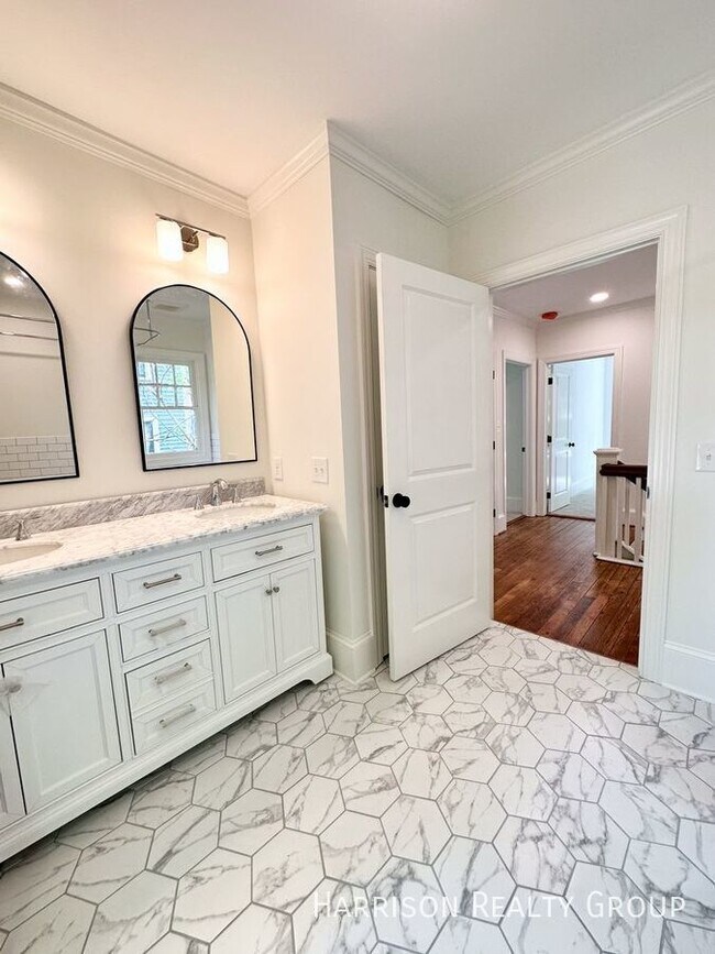 Building Photo - Beautifully Renovated Home In Historic Boy...