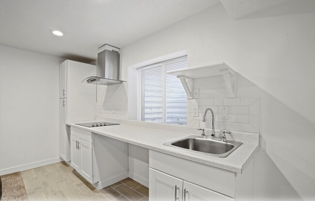 Building Photo - Cute 4-Bedroom Home in Vineyard!