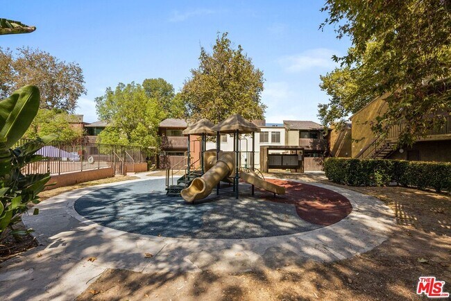 Building Photo - 18350 Hatteras St