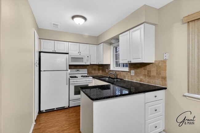 Building Photo - 8180 Crestview Dr