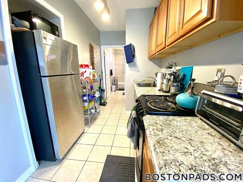 Building Photo - 879 Beacon St