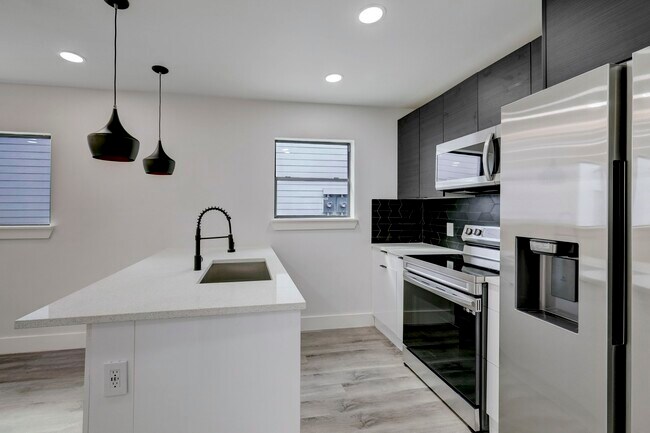 Building Photo - 2403 Cleburne St